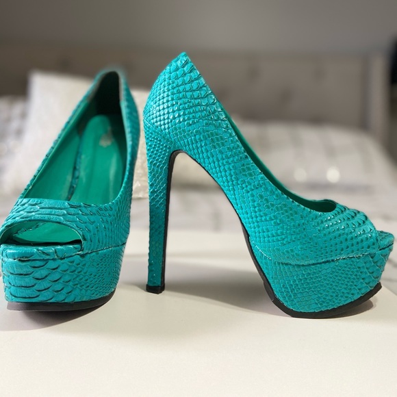 Heels - Picture 2 of 3